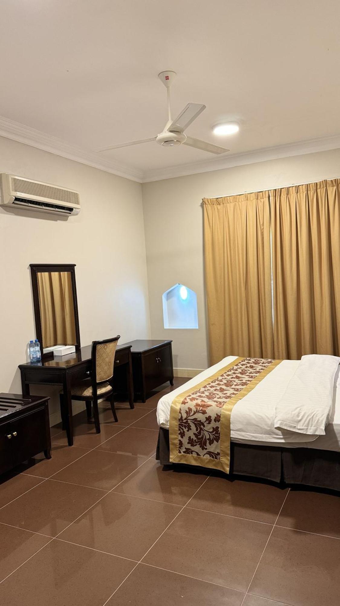 Gulf Crown Hotel Apartment Сиб Екстериор снимка